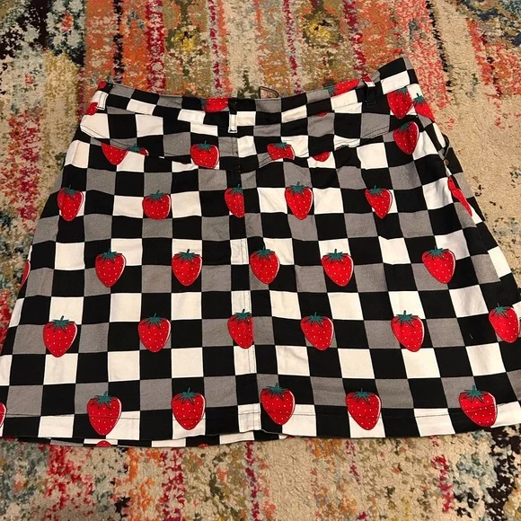 Hell Bunny Strawberry Checkered Women's Skirt - Picture 4 of 7